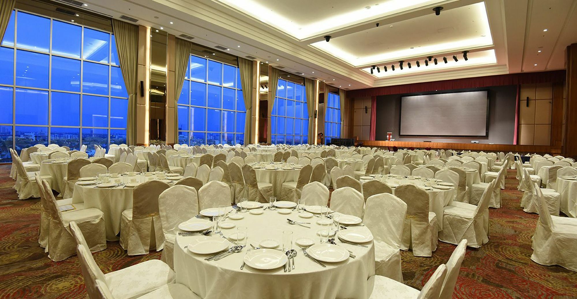 Centre Hotel 4*